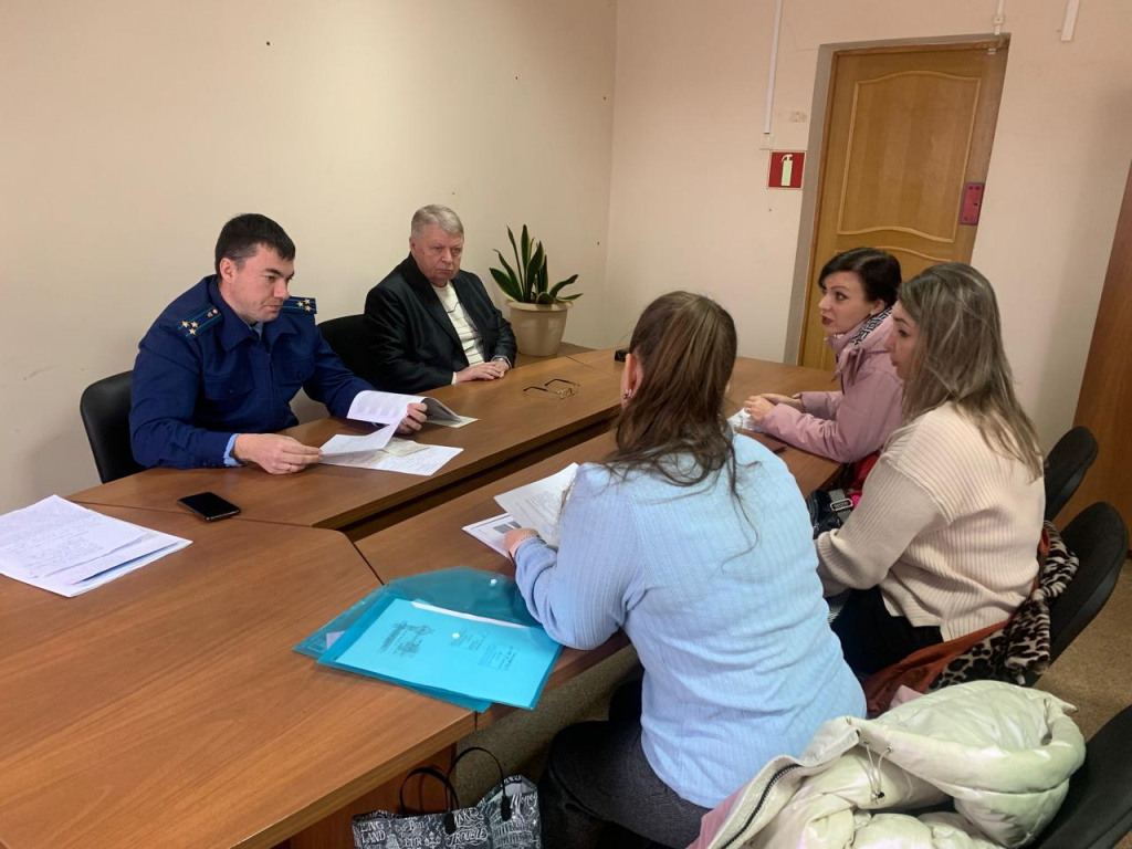 Совместный прием граждан помощником Уполномоченного Диденко А.В. и Лесозаводским межрайонным прокурором Гричановским П.Е..jpg Совместный прием граждан помощником Уполномоченного Диденко А.В. и Лесозаводским межрайонным прокурором Гричановским П.Е..jpg